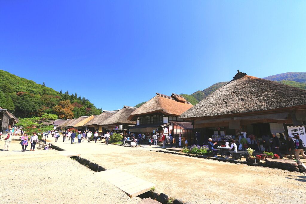 大内宿の観光と宿泊ガイド|茅葺きの町並みの歩き方と宿選び